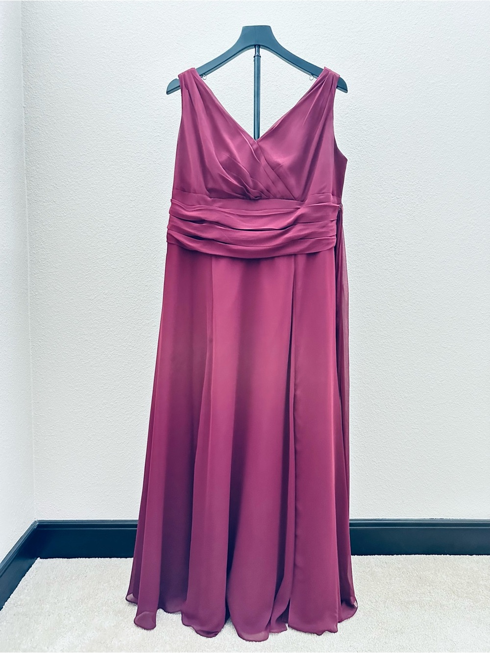 Women’s Celebrate DB Studio Bridesmaids V-Neck Burgundy Evening Dress Size 16